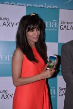 Chitrangada Singh launches Samsung S4 in Croma Juhu, Mumbai on 27th April 2013 (47).JPG